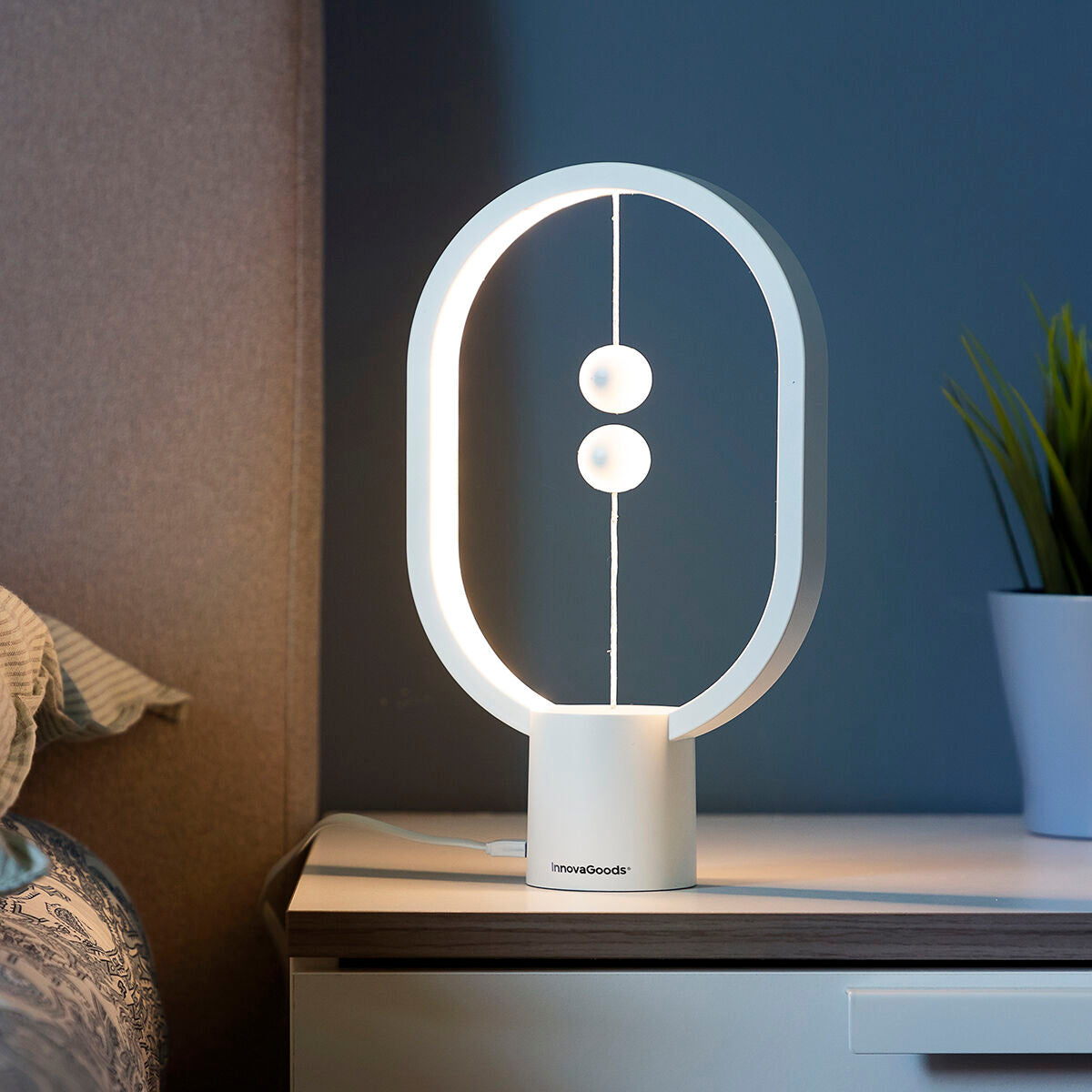 Balance lamp with magnetic switch