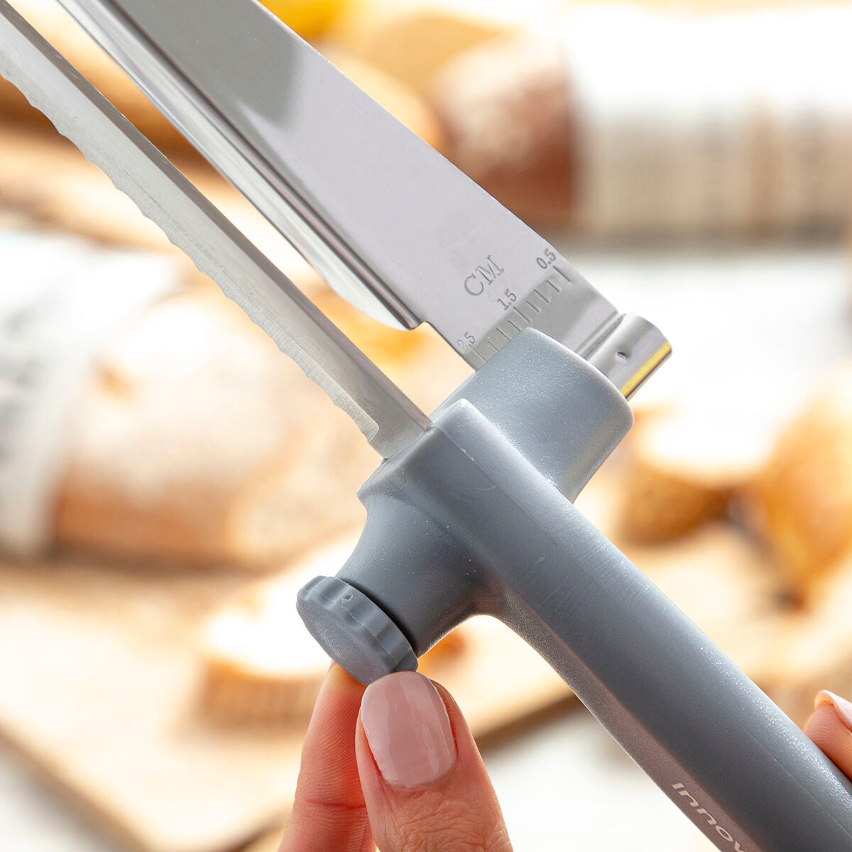 Adjustable Bread Knife